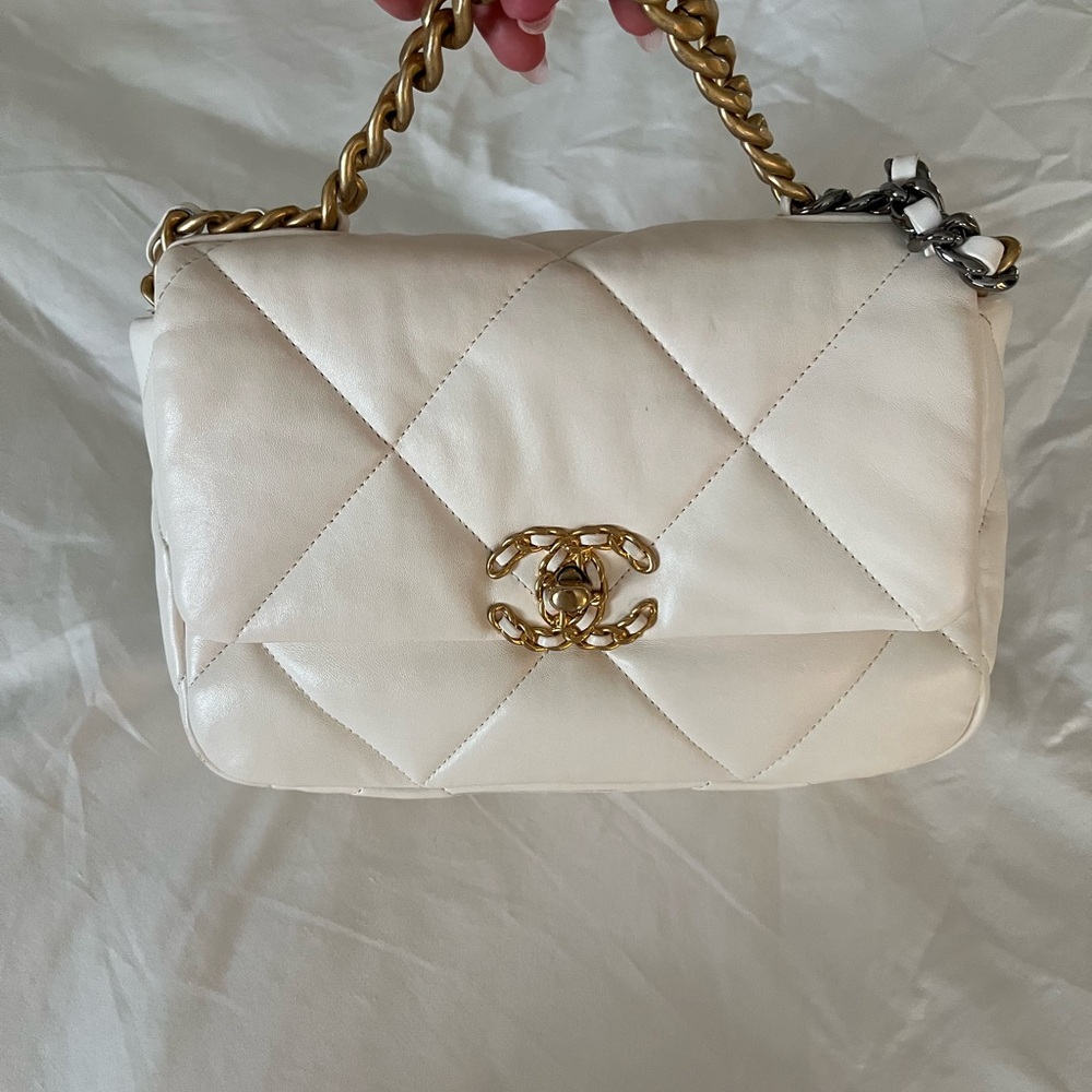 SOLD ‼️❗️ Chanel White/Off White Medim 19 Series